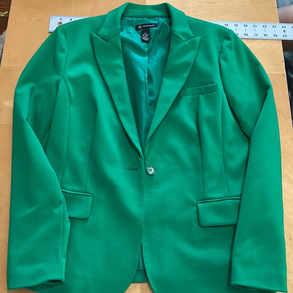 Spring/Summer 2023 Style! INC Women’s blazer in Kelly Green - Size Large